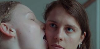 Marika Hackman expõe seus conturbados relacionamentos no clipe de “I’m Not Where You Are”