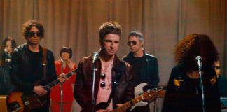 Noel Gallagher volta no tempo e aparece num show de Bernard Manning no clipe de “Black Star Dancing