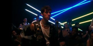 Omar Apollo é uma estrela do pop no clipe de “So Good”