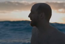 Phosphorescent vaga sem destino no videoclipe de “C’est La Vie No. 2”