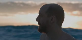 Phosphorescent vaga sem destino no videoclipe de “C’est La Vie No. 2”