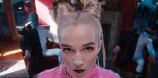 Poppy está fofa e insana no videoclipe de “Scary Mask”