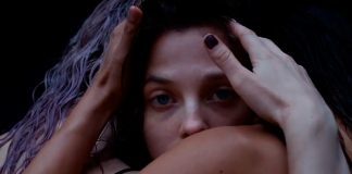 Rhye registra um ato de sororidade no videoclipe “Needed”