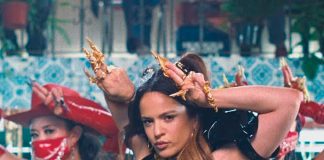 ROSALÍA comanda uma gangue de manicures no clipe de “Aute Cuture”