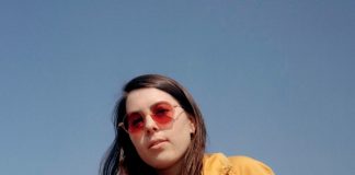 Sorcha Richardson lança a sarcástica “Don’t Talk About It” do disco de estreia ‘First Prize Bravery’