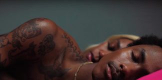 Steve Lacy e ABRA aparecem juntos na cama no vídeo de “Outro Freestyle/4ever”
