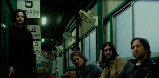 The Raconteurs numa aventura misteriosa no Japão no clipe de “Help Me Stranger”