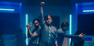 Two Door Cinema Club numa aventura espacial atrapalhada em “Satellite”