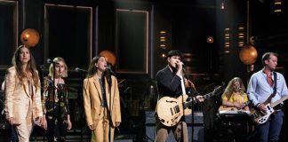 Vampire Weekend ganha uma ajuda das HAIM em apresentação na TV