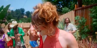 Bleached mostra sua versão para tomada clássica de ‘Boogie Nights’ no clipe de “Kiss You Goodbye”