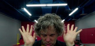!!! promove um terror psicológico no clipe de “UR Paranoid”