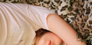 Clairo canta seus desejos e frustrações em “Closer To You”