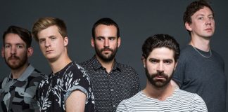 Foals lança videoclipe vintage e psicodélico de “Sunday”