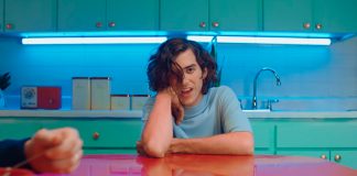 half•alive encontra-se preso em uma casa no clipe de “Arrow”