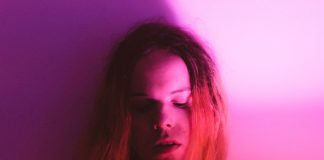 Katie Dey canta sobre viver num corpo que não é seu no clipe de “Stuck”