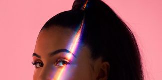 Mabel revela-se uma estrela pop pronta para sua estreia no videoclipe de “Mad Love”