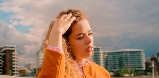 Nilüfer Yanya passeia por Istambul no videoclipe de “Paradise”