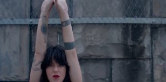 Sharon Van Etten canta solitária suas reflexões amorosas no videoclipe de “No One’s Easy to Love”