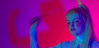 BABii, revelação eletropop, lança o disco de estreia (e um dos melhores do ano) ‘HiiDE’