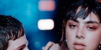 Charli XCX e Christine and the Queens no maior climão no videoclipe de “Gone”