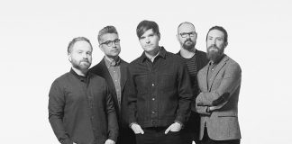 Death Cab for Cutie é assombrado por mortes trágicas em “Kids in ’99”