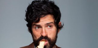 Devendra Banhart canta sua relação com a Venezuela em “Abre Las Manos”