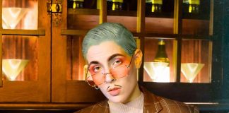 Dorian Electra te leva numa jornada eletropop extravagante em seu disco de estreia