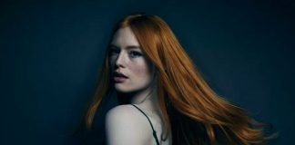 Freya Ridings lamenta a perda de um amor no videoclipe de “Lost Without You”