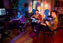 Friendly Fires disfarça melancolia com euforia melódica em “Run The Wild Flowers”