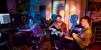 Friendly Fires disfarça melancolia com euforia melódica em “Run The Wild Flowers”