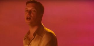 Friendly Fires é envolvido por nostalgia e dança no clipe de “Silhouettes”
