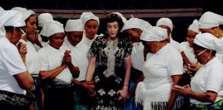Madonna proporciona uma ato de união e impugnação no videoclipe de “Batuka”