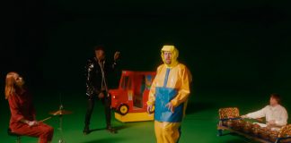 Metronomy lança a inédita “Walking In The Dark” com videoclipe psicodélico