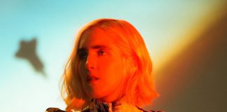 Shura lança a romântica “The Stage” e sugere um show do MUNA para o primeiro encontro