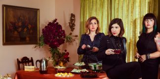 Sleater-Kinney, produzido por St. Vincent, lança a sombria e nervosa “The Center Won’t Hold”
