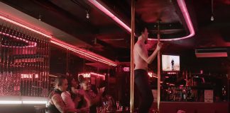 Alex Cameron lança videoclipe de “Far From Born Again”