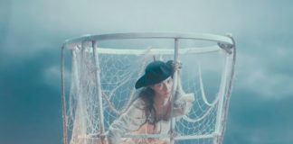 Caroline Polachek ruma em busca de um tesouro no clipe de “Ocean of Tears”