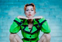 Chela dança com sua gêmea má no videoclipe de “Heart O’ Hearts”