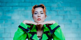 Chela dança com sua gêmea má no videoclipe de “Heart O’ Hearts”