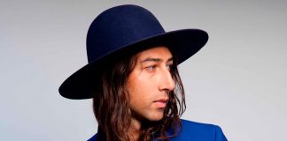 Kindness sugere uma união harmônica entre as diferenças em “Raise Up”