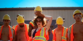 King Princess é devorada por uma paixão no videoclipe de “Prophet”