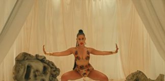 RAYE é uma deusa à espera de um amor perdido no videoclipe de “Love Me Again”