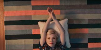 Carly Rae Jepsen fantasia o amor no fofíssimo clipe de “Want You In My Room”