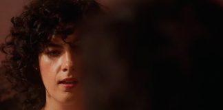 Céu canta uma relação amorosa estremecida no videoclipe de “Coreto”