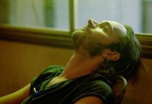 Editors acompanha um casal de criminosos em crise no clipe de “Black Gold”