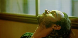 Editors acompanha um casal de criminosos em crise no clipe de “Black Gold”