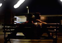 Raphael Saadiq é um anjo da noite no videoclipe de “Something Keeps Calling”