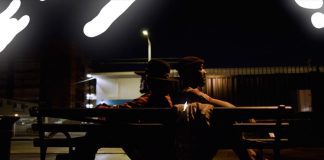 Raphael Saadiq é um anjo da noite no videoclipe de “Something Keeps Calling”