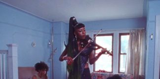 Sudan Archives honra a resistência feminina no videoclipe de “Confessions”