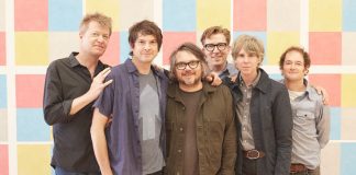 Wilco brinca de esconde-esconde e mostra a inédita “Everyone Hides”